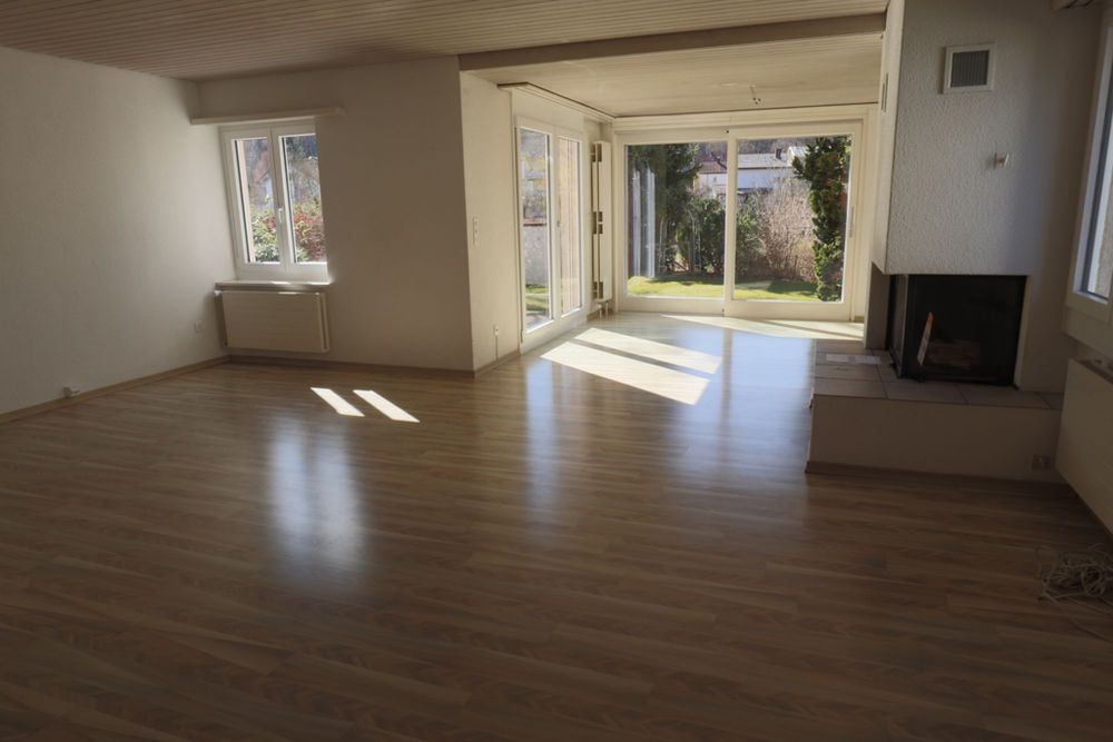 Erdgeschoss-Wohnung in heimeligem Quartier - Wohnzimmer mit Cheminée