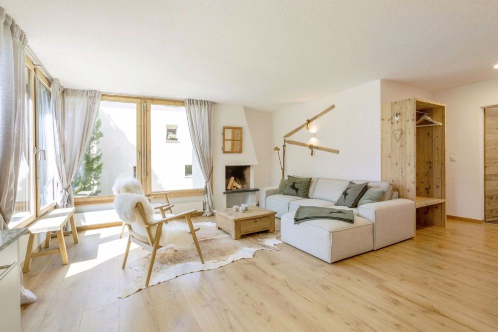 Stillvolle, kernsanierte und ruhige 2.5 Zi-Wohnung mit Panoramasicht - Bild 2