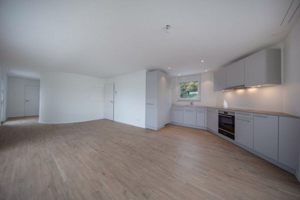 Zentral, modern mit grosser Terrasse und Seesicht (partiell) - Bild 3