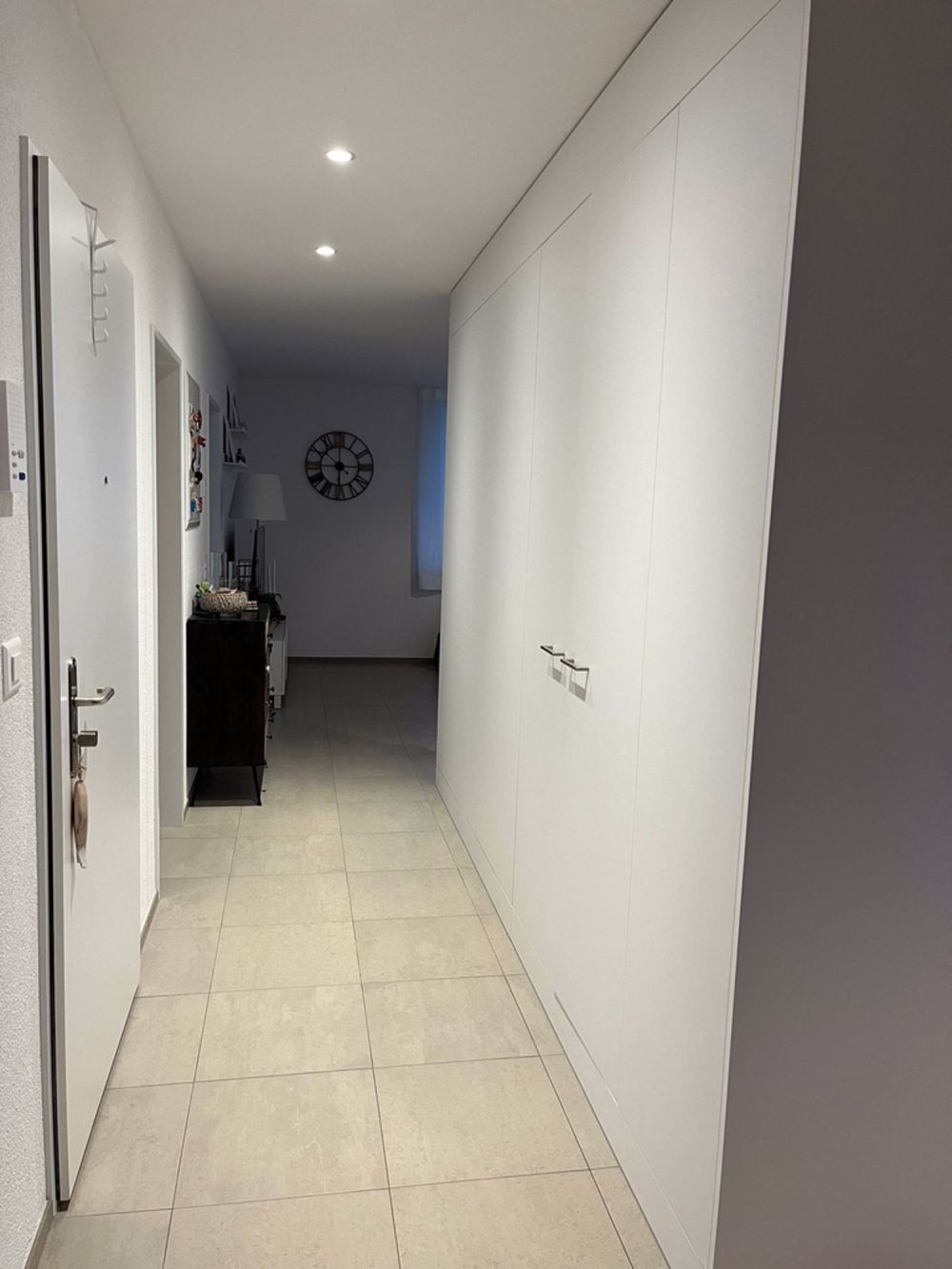 Helle Wohnung in modernem Neubau - Eingangsbereich mit Einbauschrank