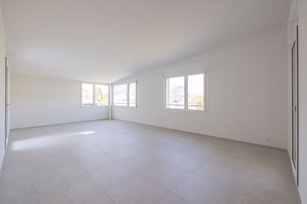 5.5-Zimmer Neubauwohnung - Umgeben von malerischer Berglandschaft - Wohnzimmer