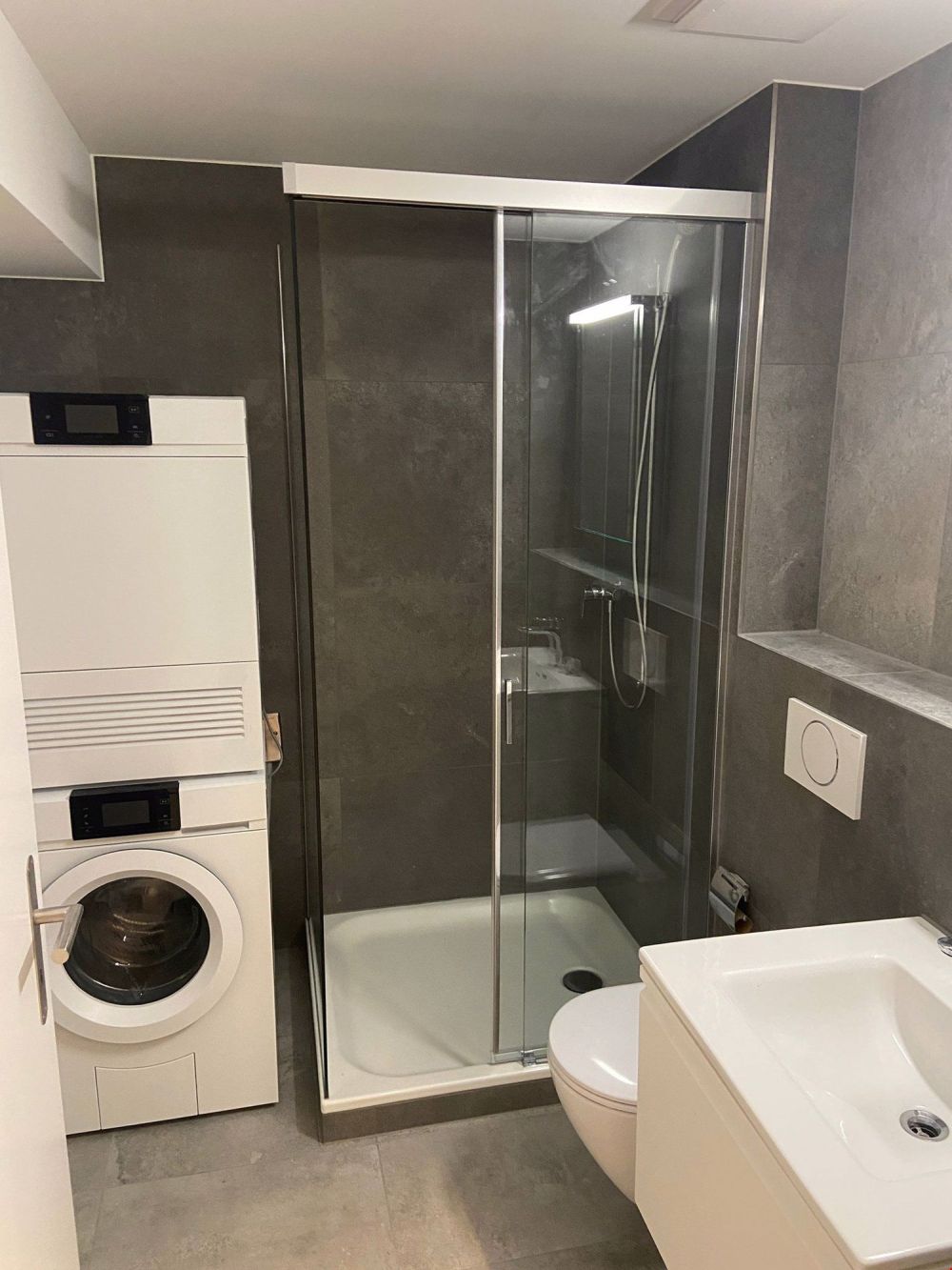 Neuwertige 1.5-Zimmerwohnung im Stadtzentrum - Badezimmer mit Dusche und Wäscheturm