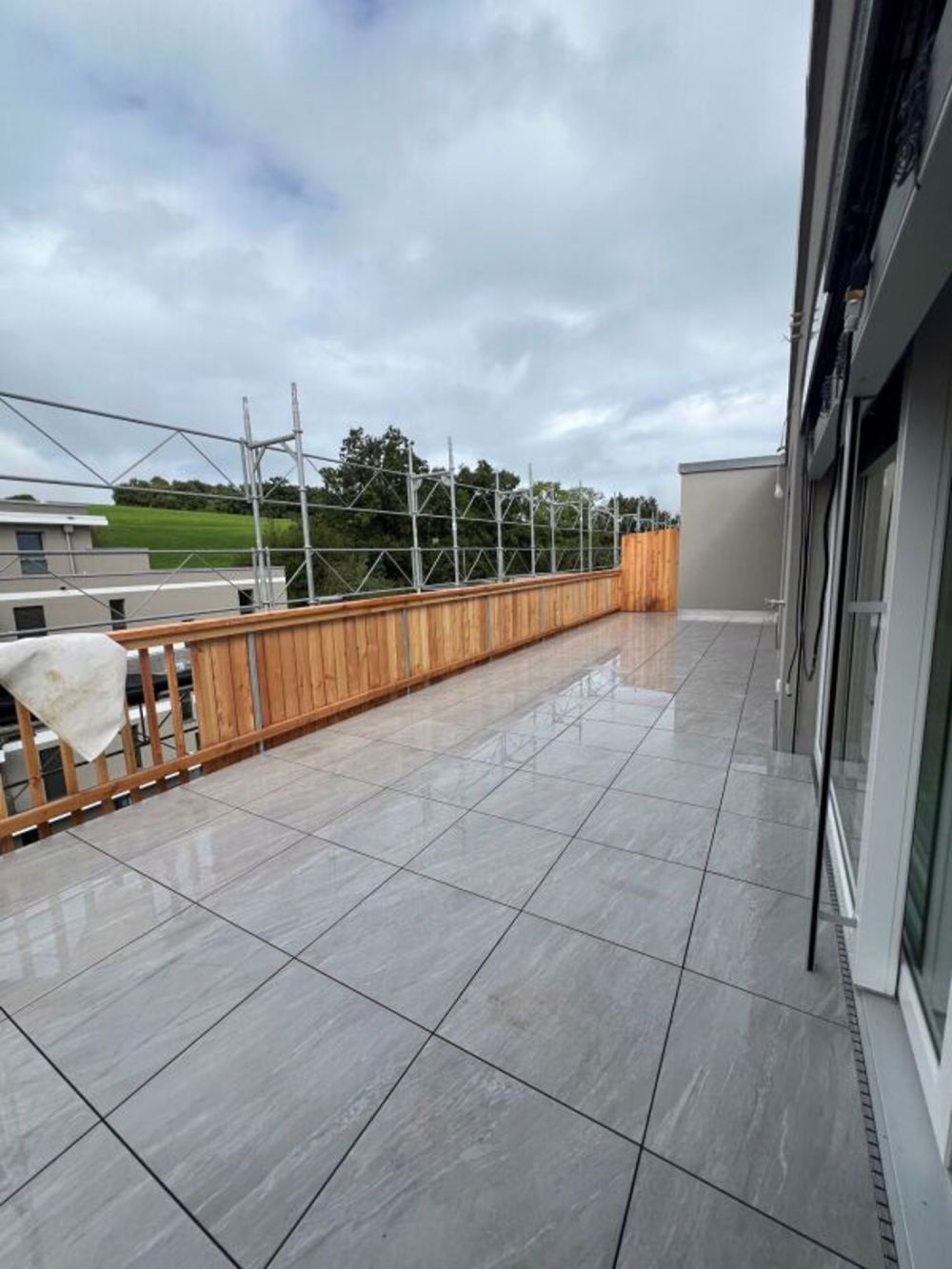 Attika mit Panoramaterrasse und 2 Suiten im Neubau - Bild 4