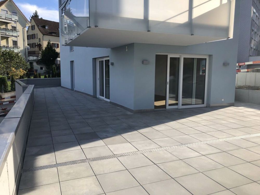 Zentral, modern mit grosser Terrasse und Seesicht (partiell) - Bild 1