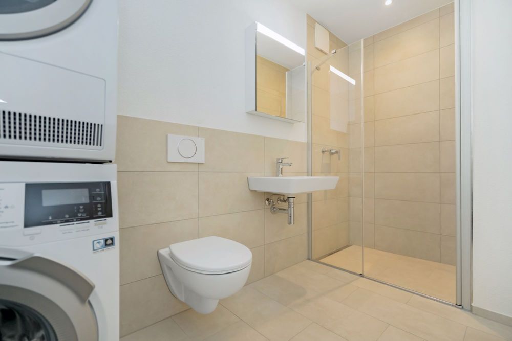 Neubau-Single-Wohnung sucht Nachmieter - Bad mit Waschturm und Dusche