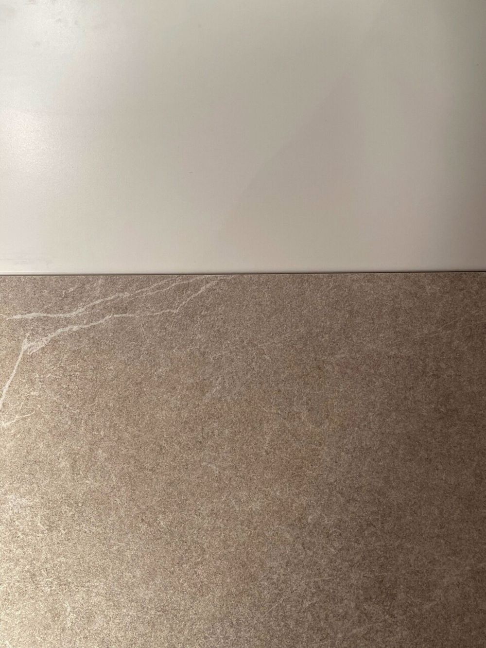 Erstvermietung 4 1/2 Zimmer-Wohnung im gehobenen Eigentumsstandard - Materialauwahl Boden- und Wandplatten