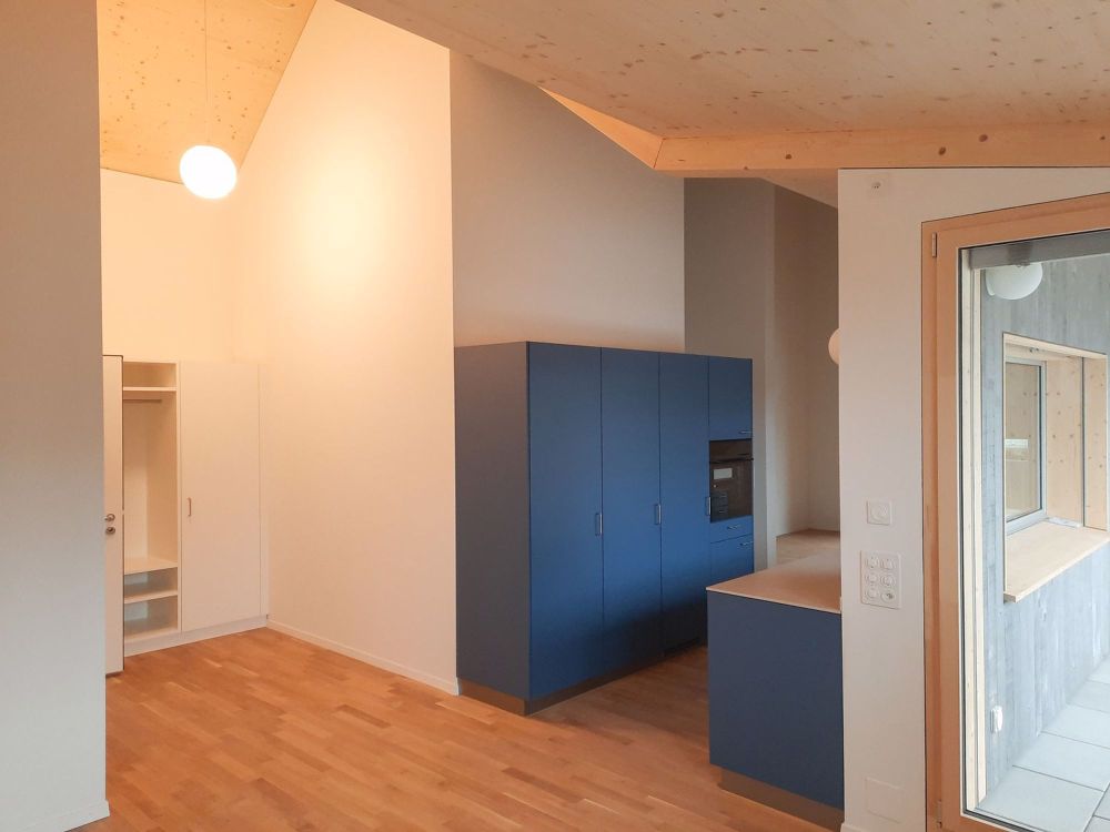 Dachwohnungen in Holzbauweise mit sonniger Loggia und OG Wohnung mit Balkon und Blick ins Grüne - Bild 8
