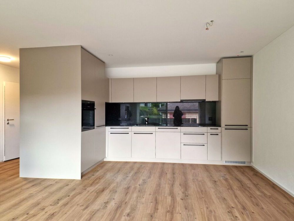 Moderne 2.5 Zimmerwohnung mit schönem Sitzplatz - Küche