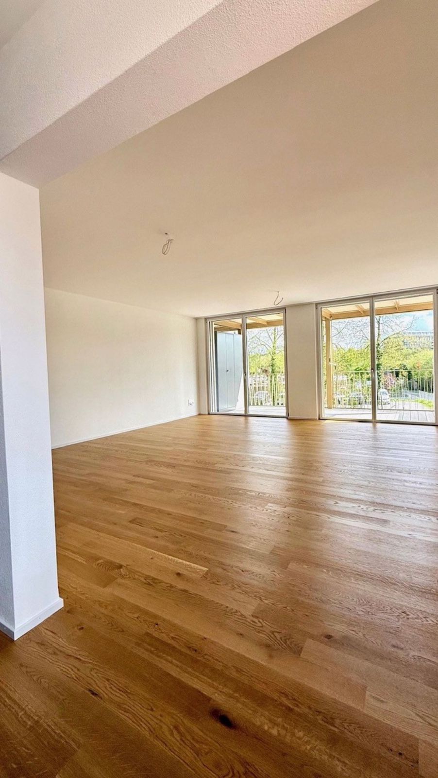 Schöne 3.5-Z-Wohnung mit Tiefgarage und grossem Parkplatz - Bild 1