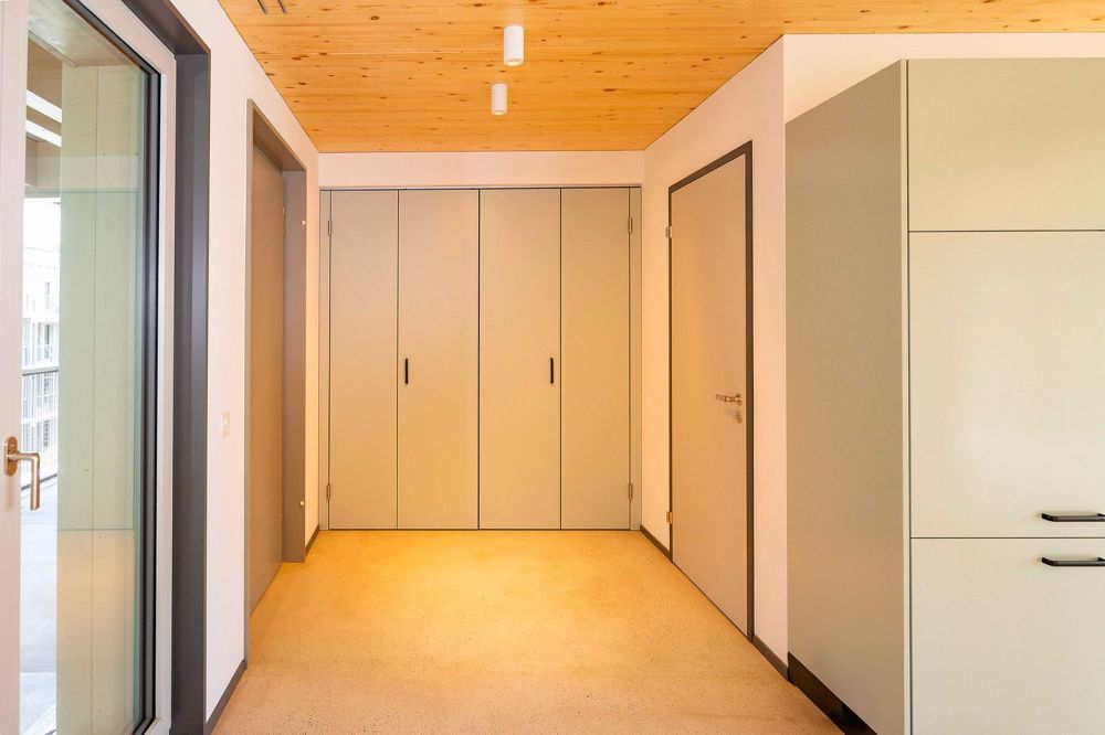 Erstbezug - Wohnen im Alter ab 55 Jahren - Wunderschöne 3.5-Zi Wohnung - Korridor mit Einbauschränken
