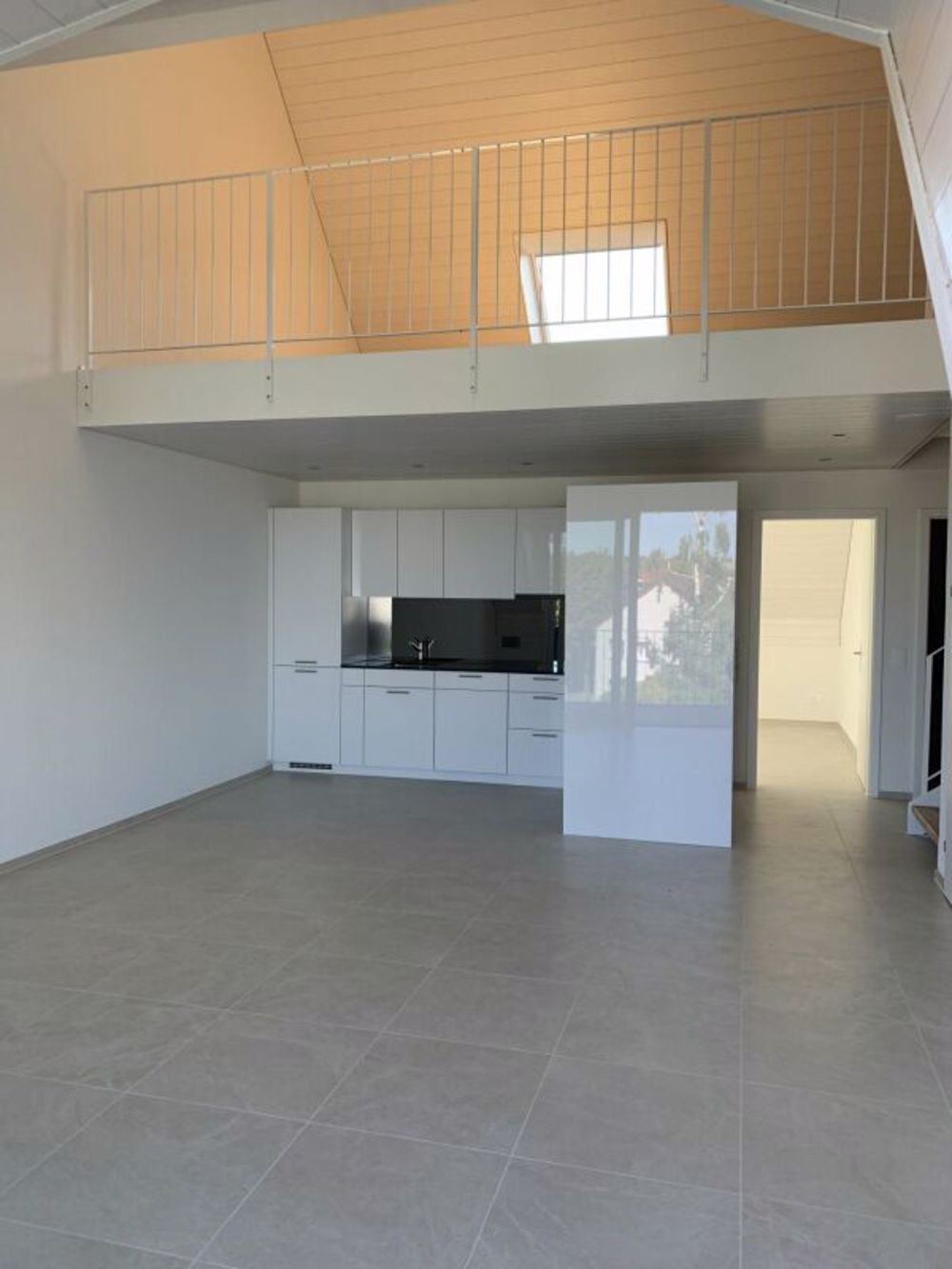 Vermietung einer schönen, zentral gelegenen 3½-Zimmer-Galeriewohnung mit Balkon - Bild 4
