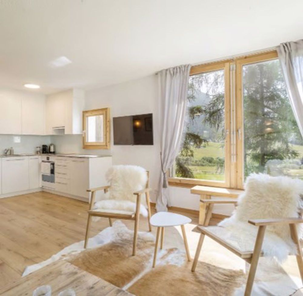 Stillvolle, kernsanierte und ruhige 2.5 Zi-Wohnung mit Panoramasicht - Bild 1