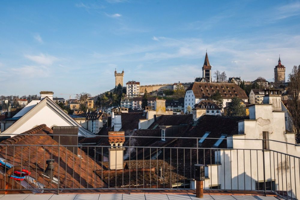 ERSTVERMIETUNG: Exklusive Attikawohnung mit 76 m² eigener Dachterrasse und 360° Panoramablick - Aussicht Mussegtürme