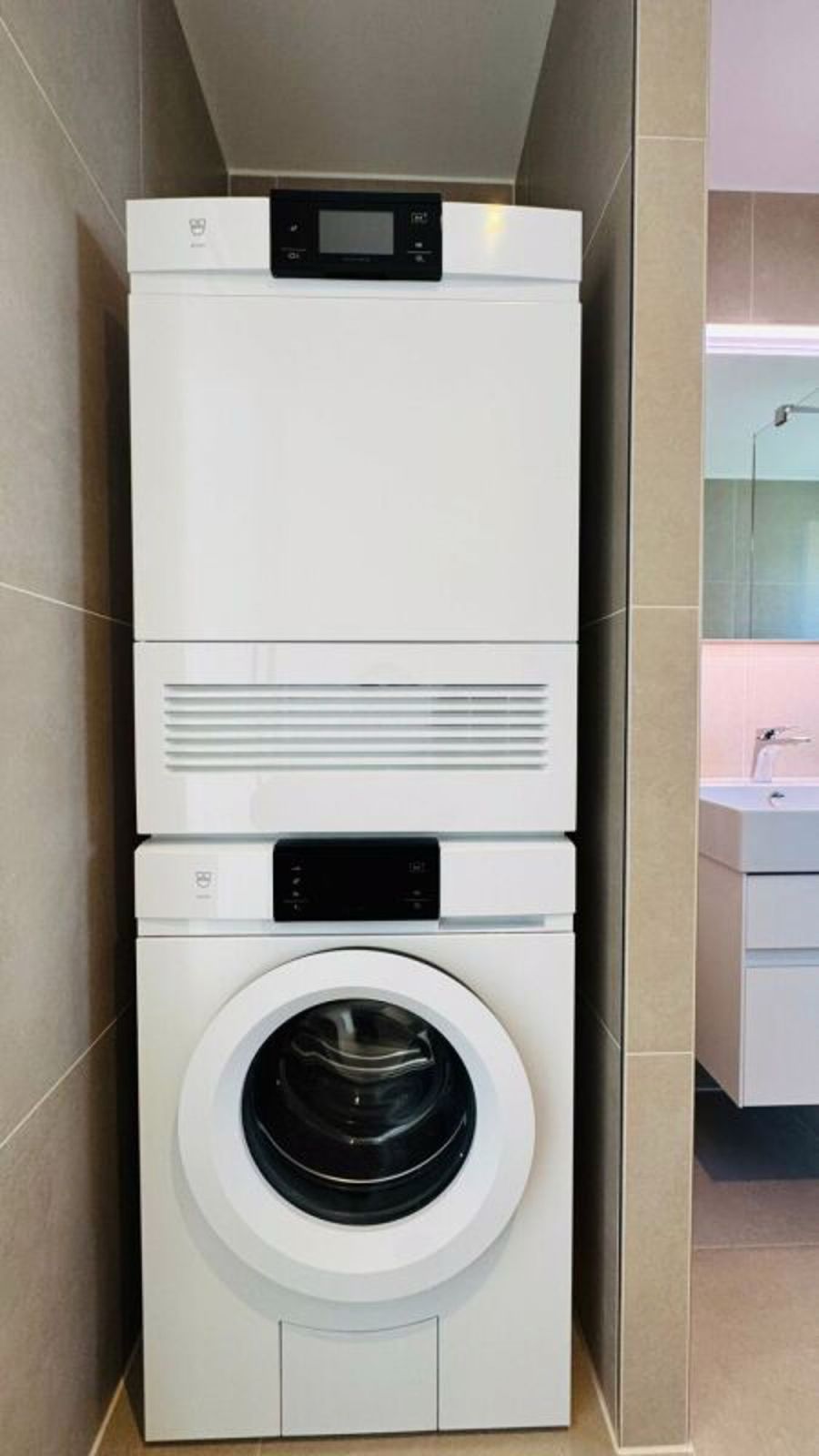 Moderne attraktive 2.5-Zimmer-Wohnung in Reinach - mit Balkon & eigenem Waschturm - Bild 8