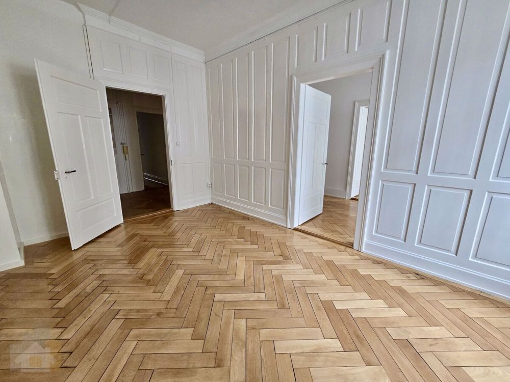 KOMPLETT RENOVIERTE ALTWOHNUNG MITTEN IM ZENTRUM AN BESTER LAGE MIT DA - Wohnzimmer