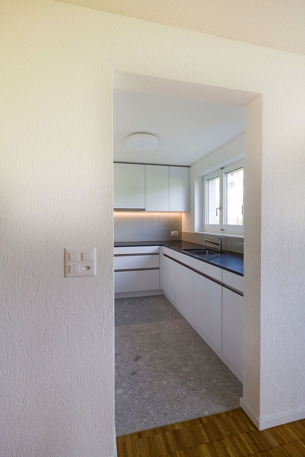 Erstvermietung nach Komplettsanierung: 4.5-Zimmer-Wohnung mit Balkon in Wagen - Bild 4