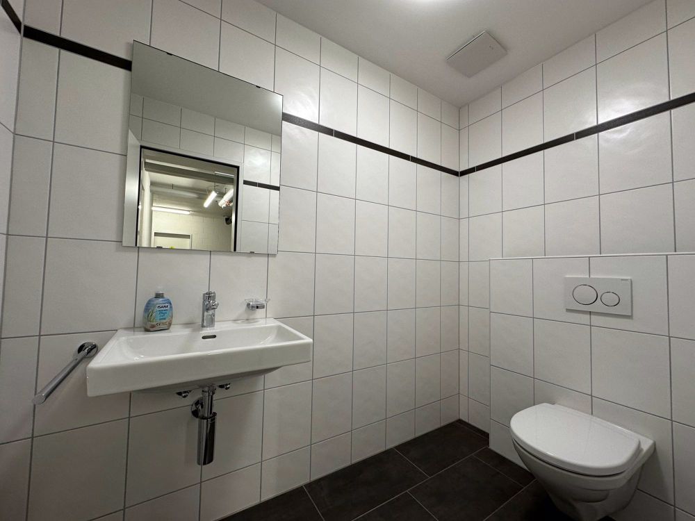 grosse, moderne 2.5-Zimmer-Wohnung mit Lift und eigenem Waschturm - Bild 6