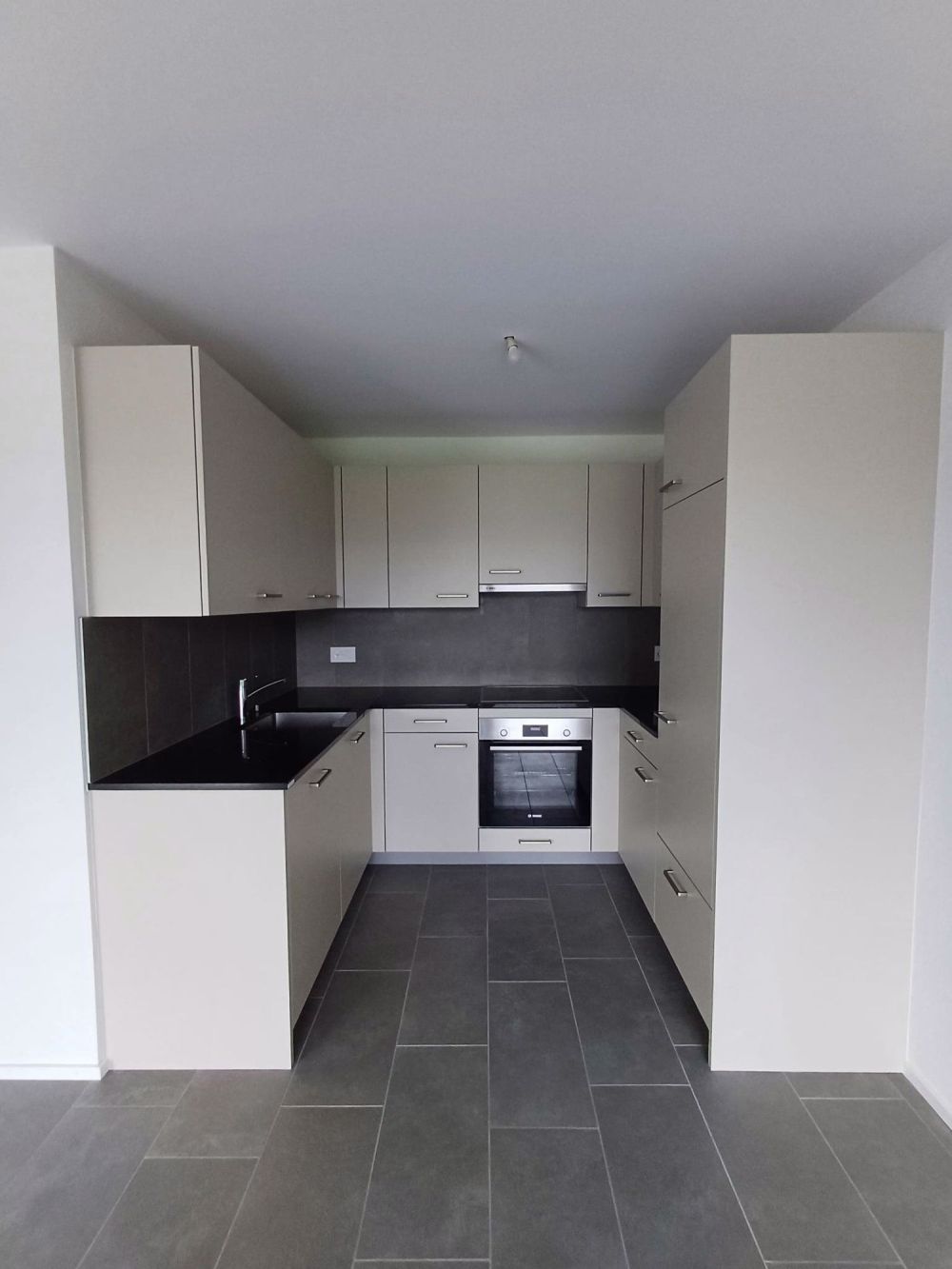 Neue 3½-Zimmer-Wohnungen von etwa 77 oder 83 m² mit: - Eingang mit Einbauschränken - Gut ausgestattete offene Küche - Helles Wohnzimmer mit Zugang zum Balkon oder zur Terrasse - Zwei Schlafzimmer - Badezimmer/WC mit Waschmaschine - Separates WC - Abstellraum in den etwa 83 m² großen Wohnungen - Balkon oder Terrasse - Bild 3