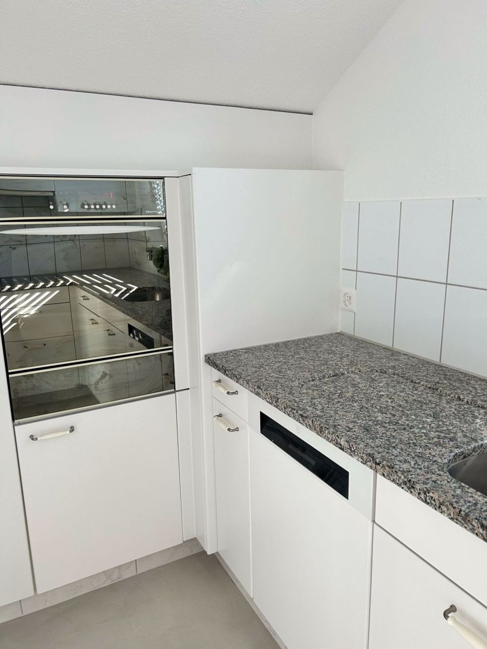 Exklusive 4.5-Zimmer-Dachwohnung mit direktem Liftzugang Erstvermietung nach Renovation - Bild 1