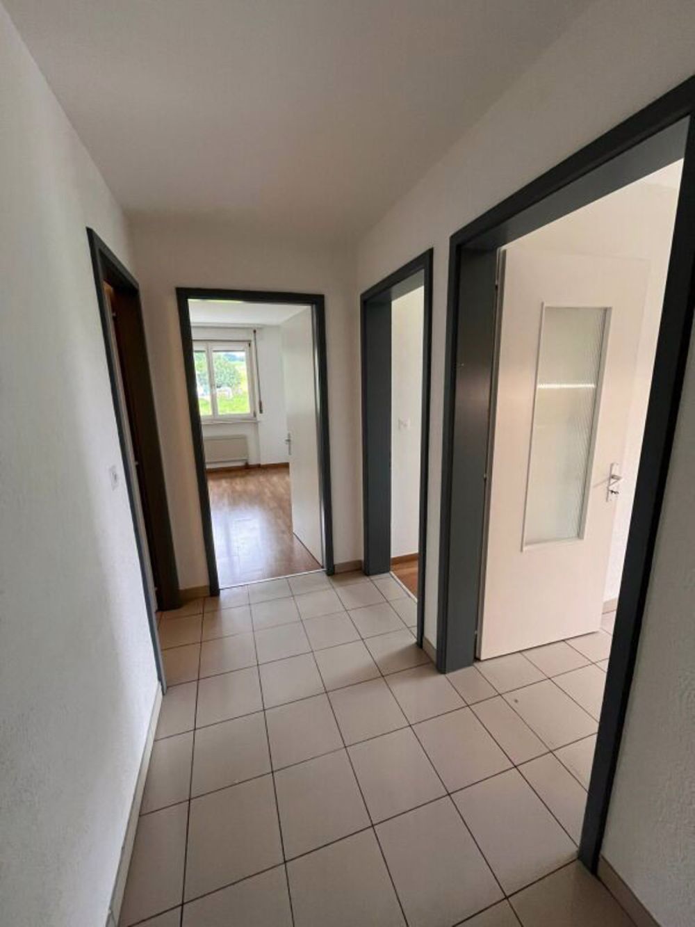 Spacieux 4.5 pièces à louer dans un cadre paisible et verdoyant à Villaraboud - Bild 3