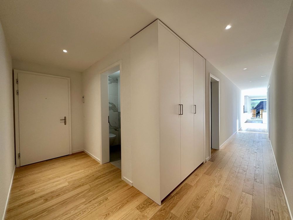 Appartement von hohem Standard, 3,5 Zimmer im Erdgeschoss mit Garten - Couloir avec armoires murales