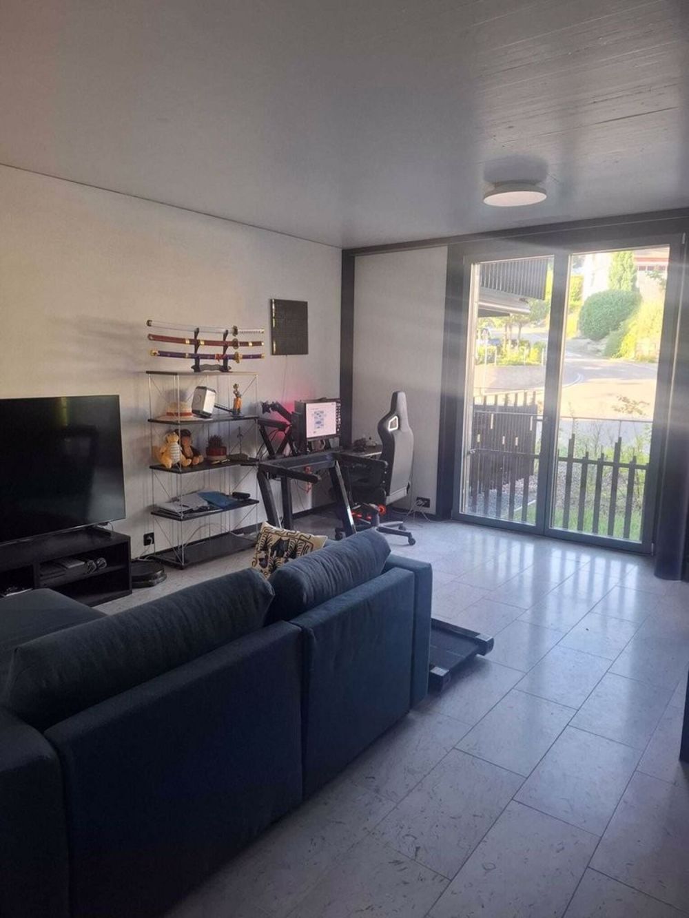 Moderne 2.5-Zimmer-Wohnung an zentraler Lage in Kloten - Wohnzimmer.jpg