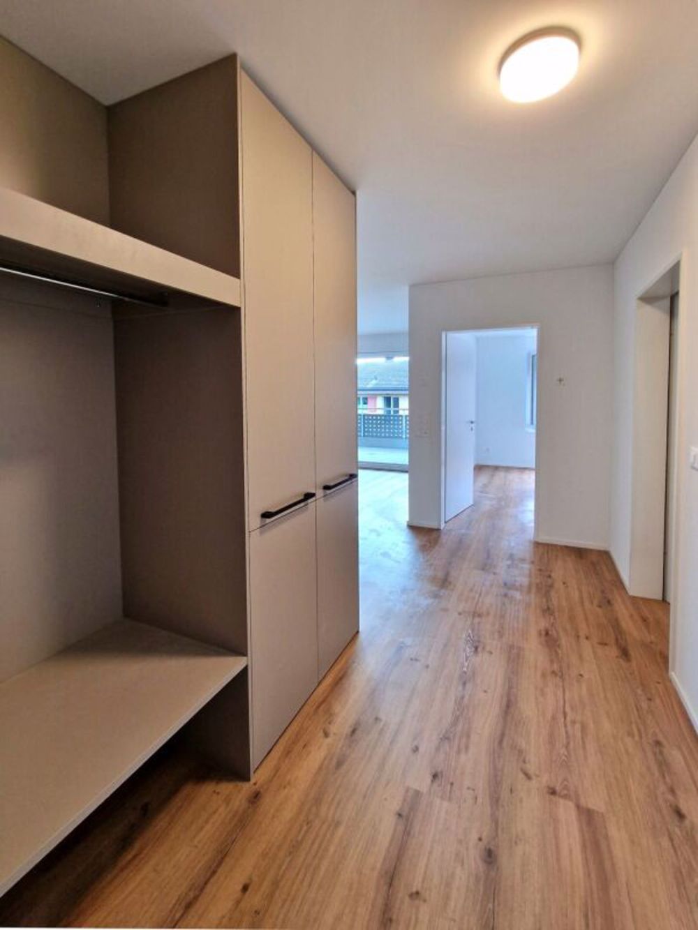 Moderne 2.5 Zimmerwohnung mit schönem Sitzplatz - Korridor
