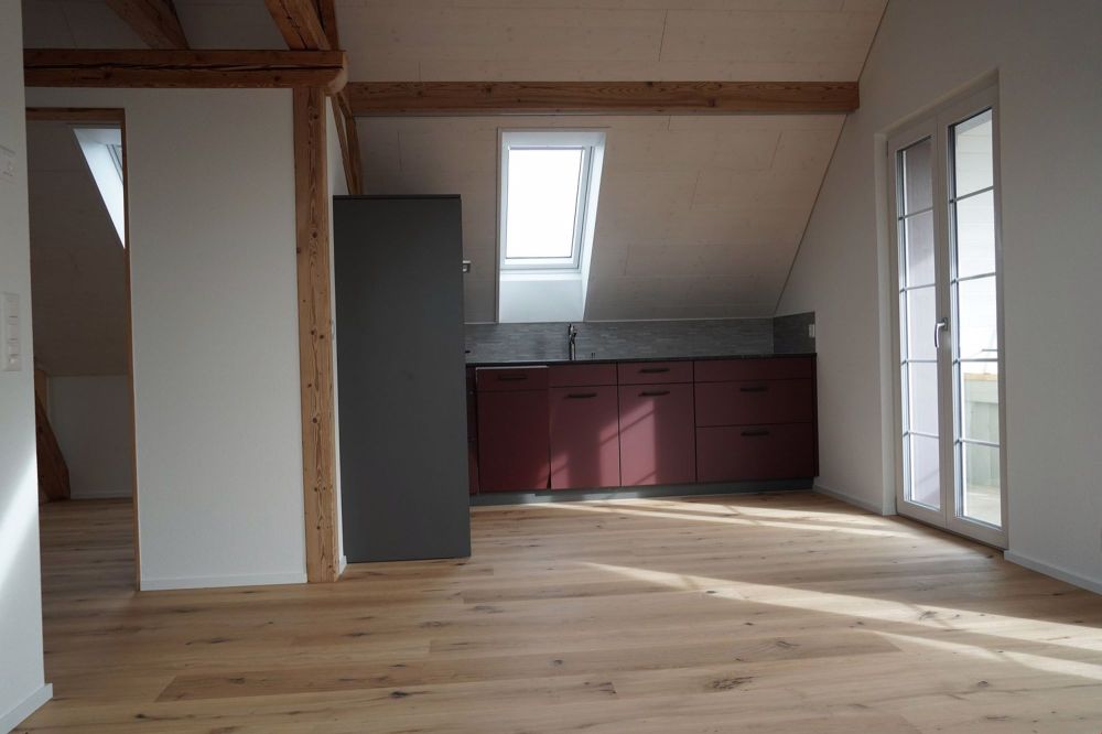 Dachwohnung neu renoviert - Bild 2