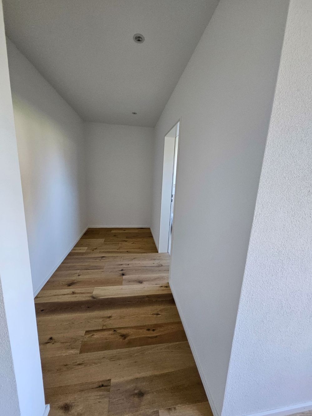 Nur eine lichtdurchflutete 2.5 Zi Neubauwohnungen mit Ankleide - Bild 5