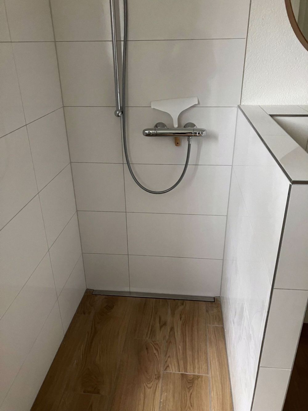 Erstbezug! Vollrenovierte EG-Wohnung mit Parkplatz - Bild 3
