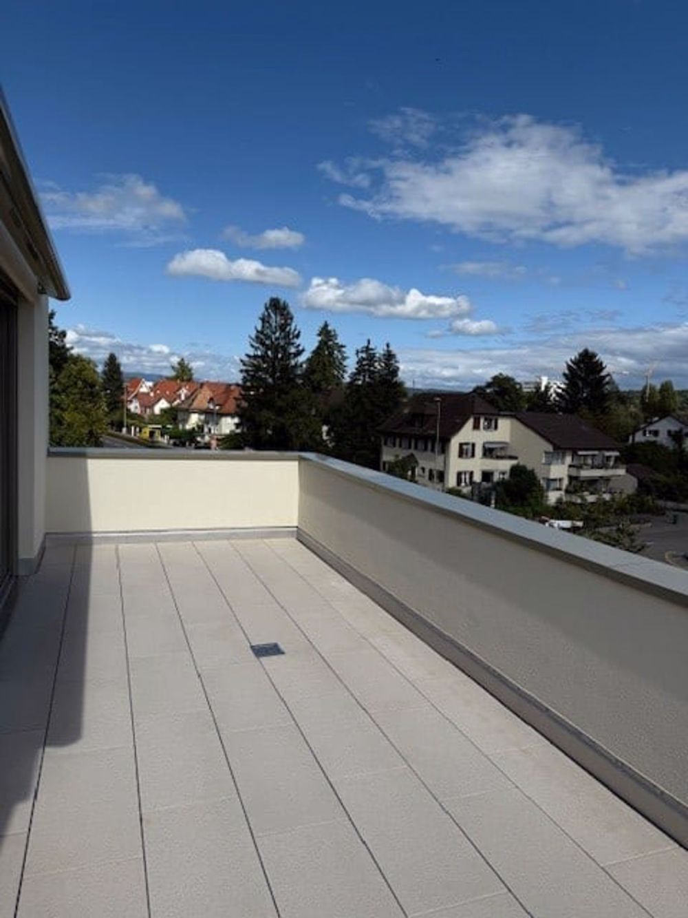 Neu erstellte, lichtdurchflutete 3,5 Zimmer Wohnung mit 2 grossen Terrassen - Bild 9