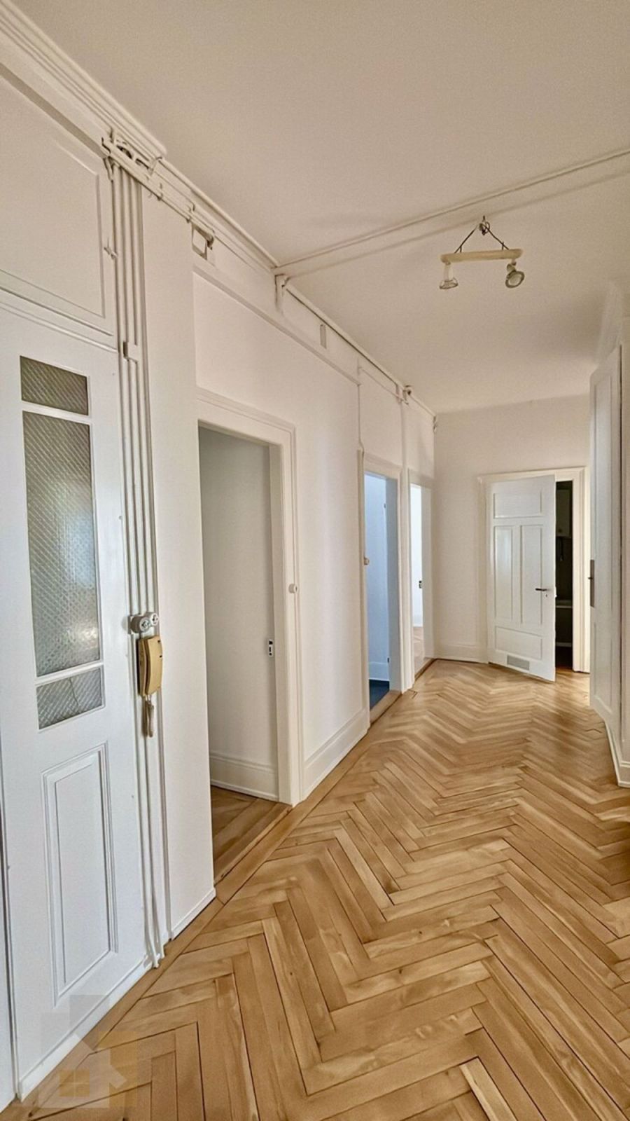 KOMPLETT RENOVIERTE ALTWOHNUNG MITTEN IM ZENTRUM AN BESTER LAGE MIT DA - Gang