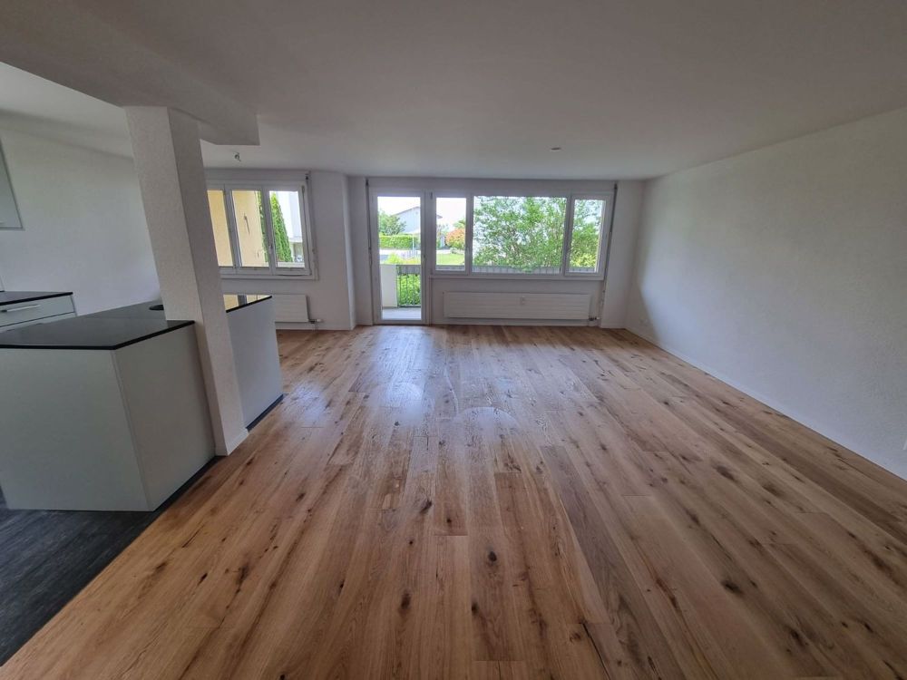 Frisch renovierte 4.5-Zimmerwohnung mit Balkon und hochwertiger Ausstattung - Bild 2