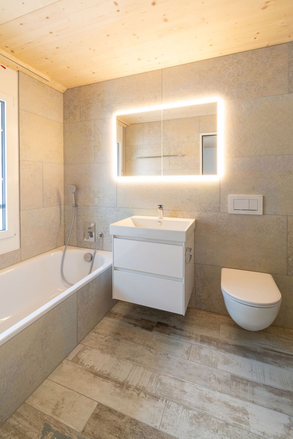 5.5 Zimmer Neubau Maisonettewohnung über dem Nebel in Einsiedeln - Bad mit Lavabo und Spiegelschrank