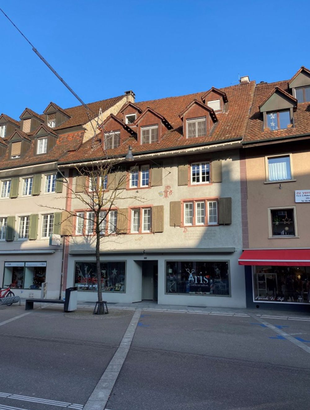 Komplett renovierte 4.5 Zimmer Wohnung mit grosser Terrasse - Bild 1
