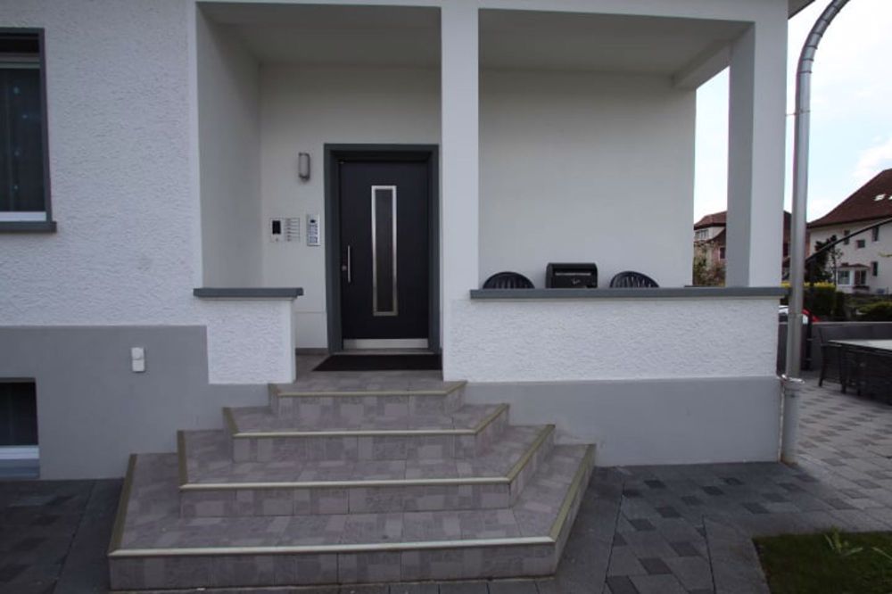 Top Modernes Studio im Apartment-Haus 4 Dulliken in ruhigem Quartier an bester Lage zu Vermieten - Aussen Eingang