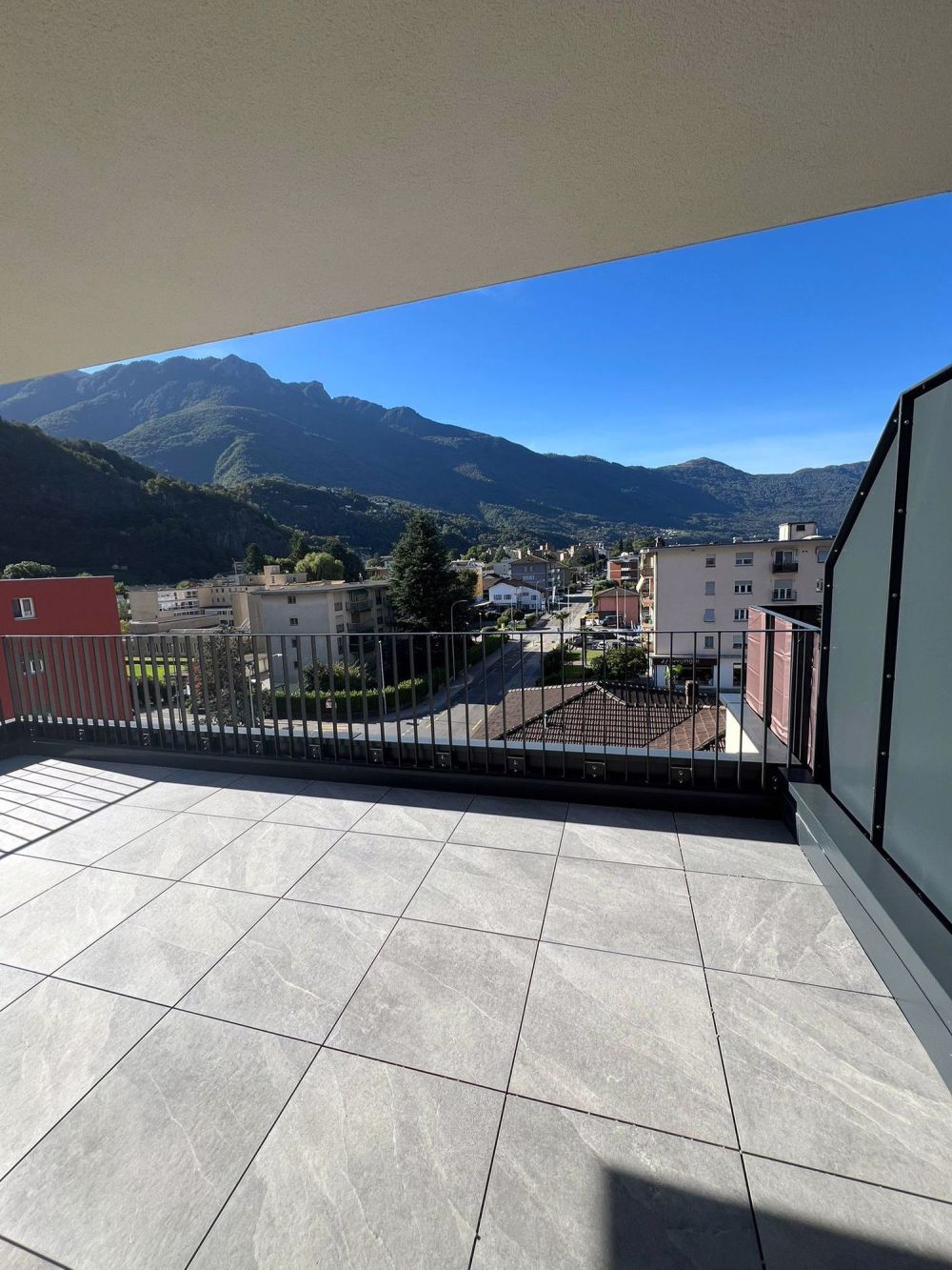 Modernes 2.5-Zimmer-Apartment mit Panoramablick in Bellinzona - Bild 2