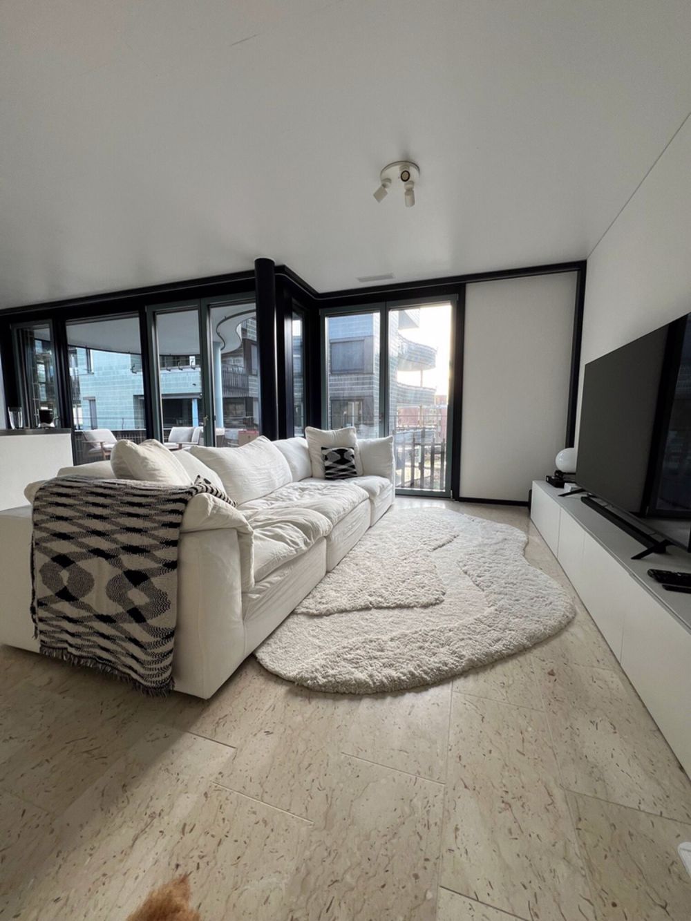 Helle und moderne 2.5 Zimmer-Wohnung in nähe Flughafen! - Wohnzimmer3.jpg