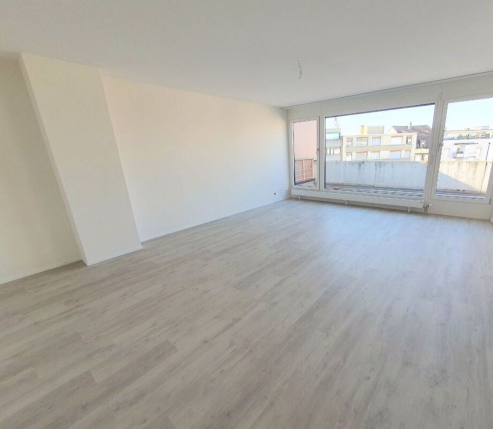 Erstbezug unserer neu sanierten 3.5 Zimmerattikawohnung! - Wohnzimmer