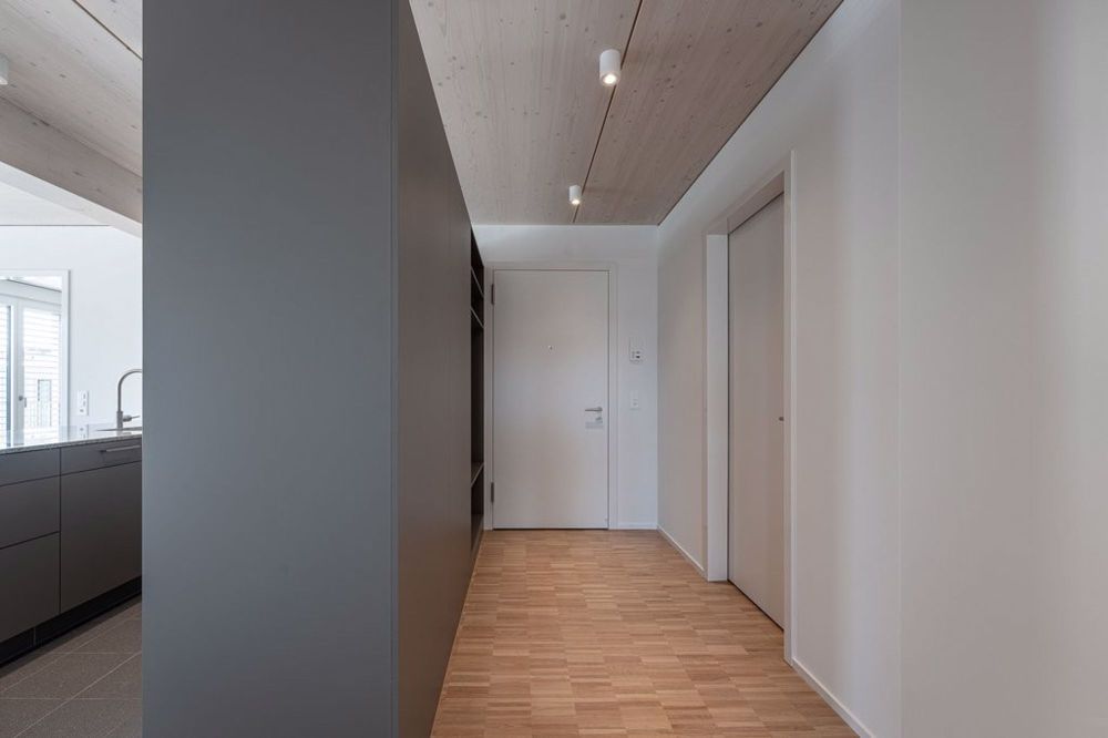 Attraktive 4.5 Zimmer-Wohnung mit grosszügigem Balkon zu vermieten! - Korridor
