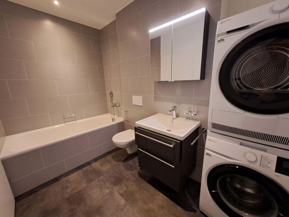 Helle, grosszügige 3.5 Zimmer-Wohnung - Bad / WC