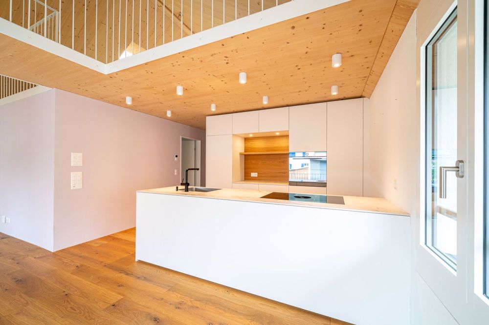 4.5 Zimmer-Maisonettewohnung mit viel Holz - Wohnoase in Einsiedeln - Bild 4