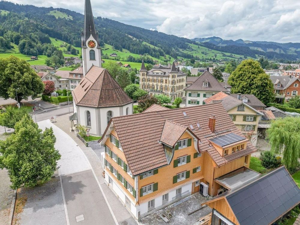 Charmant Wohnen mit besten Anbindungen nach Totalsanierung - Übersicht MFH zu Kirche