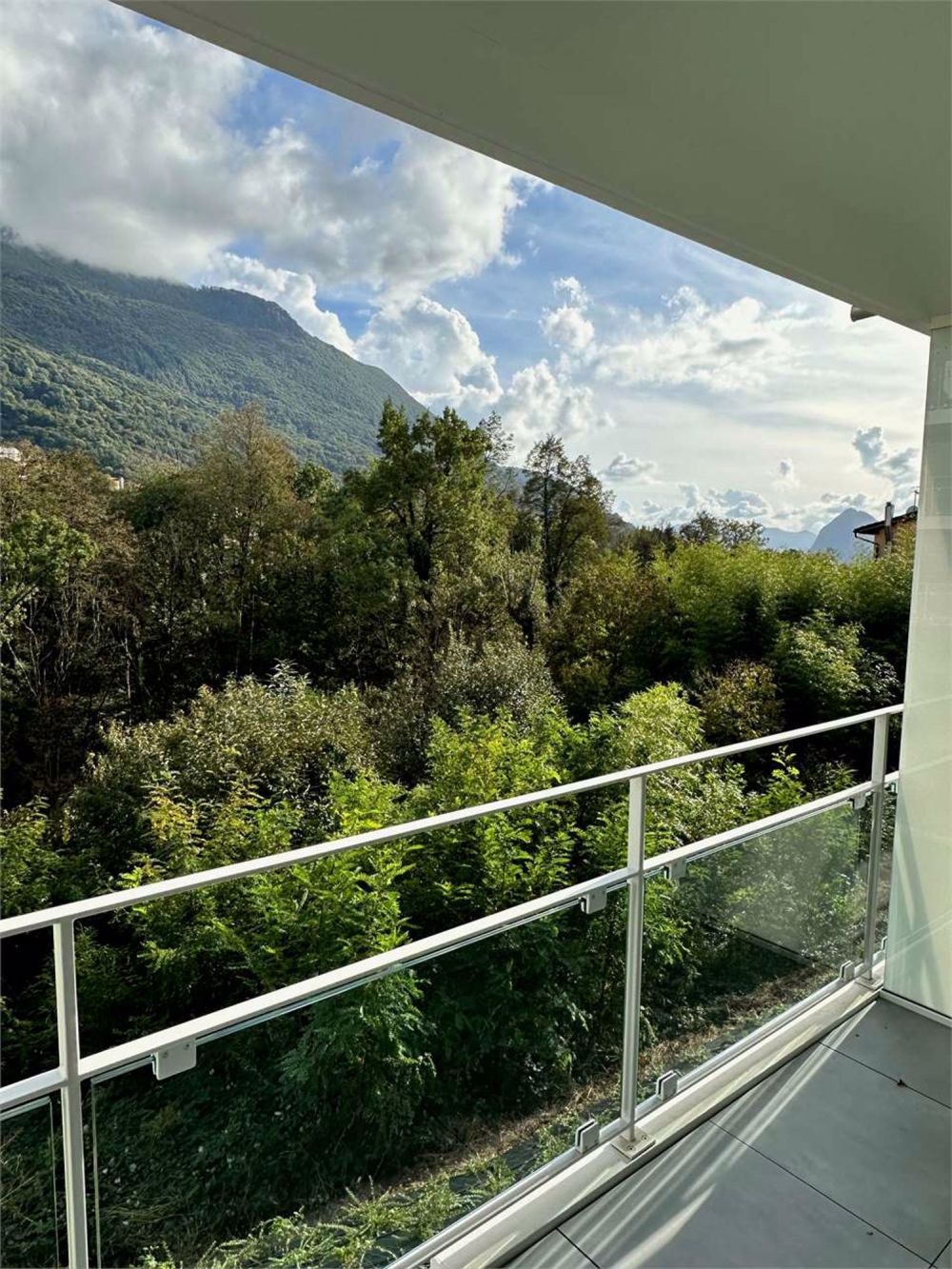 2,5-Zimmer-Wohnung im Grünen mit Blick und Terrasse - Bild 1