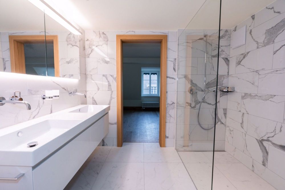 ERSTVERMIETUNG: Exklusive Attikawohnung mit 76 m² eigener Dachterrasse und 360° Panoramablick - Grosses Bad mit Dusche