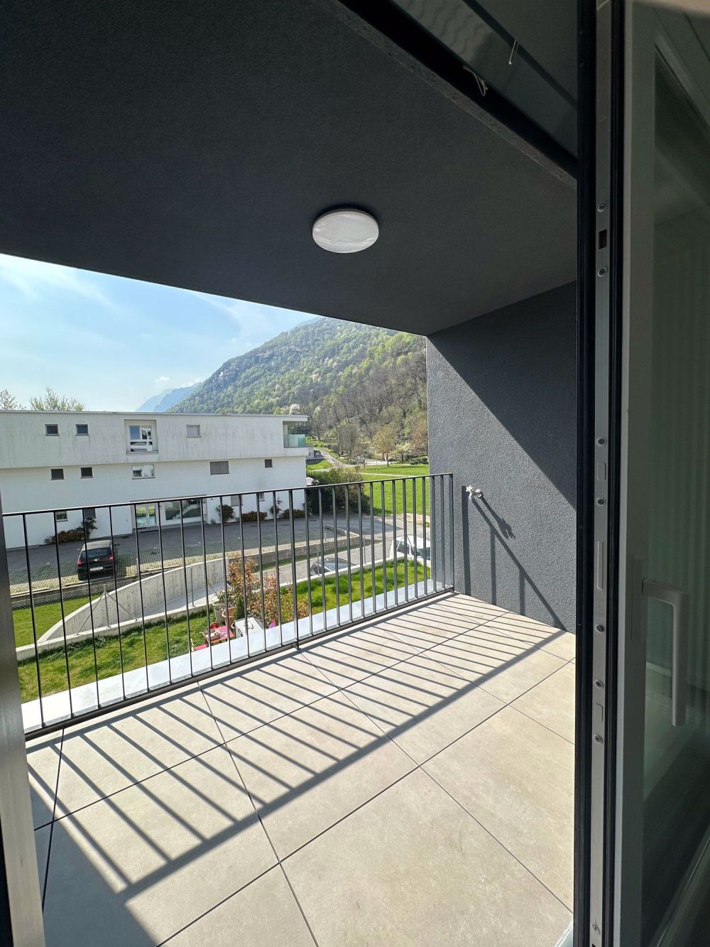Wohnung 3.5 Zimmer mit Balkon und Blick - Bild 3