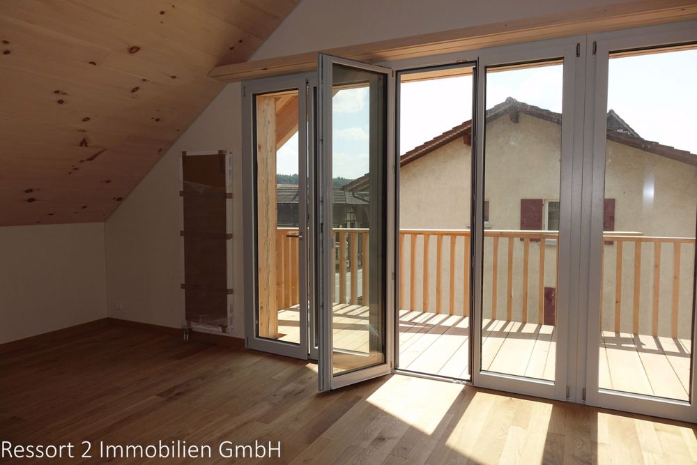 Rüti bei Büren: 3 1/2-Zi-Erstvermietung West - / Wohnzimmer mit grossem Balkon