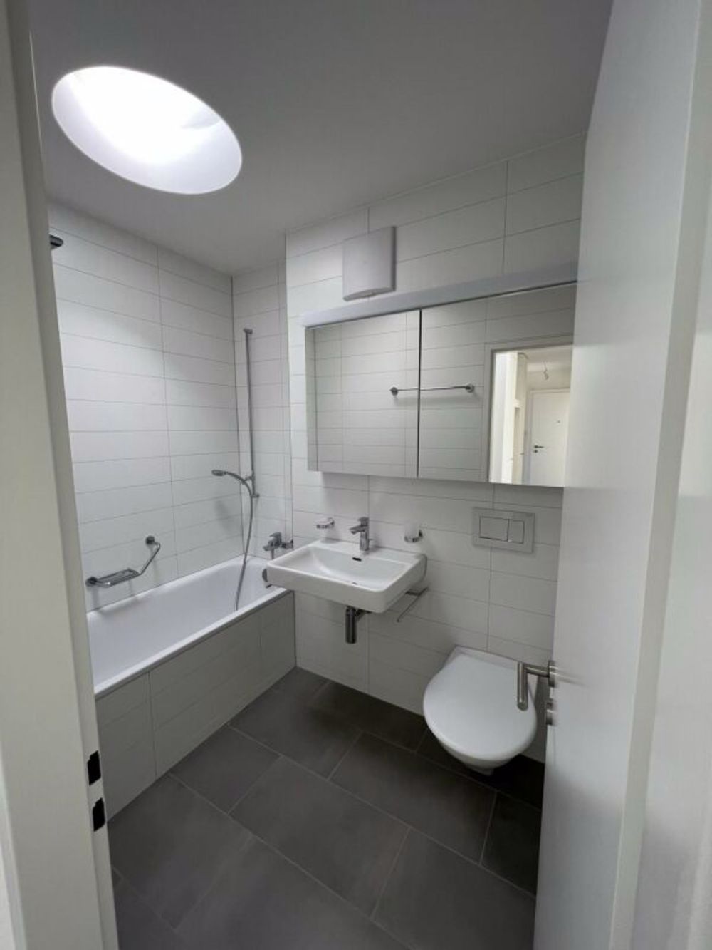 Erstbezug unserer neu sanierten 3.5 Zimmerattikawohnung! - Bad mit Badewanne