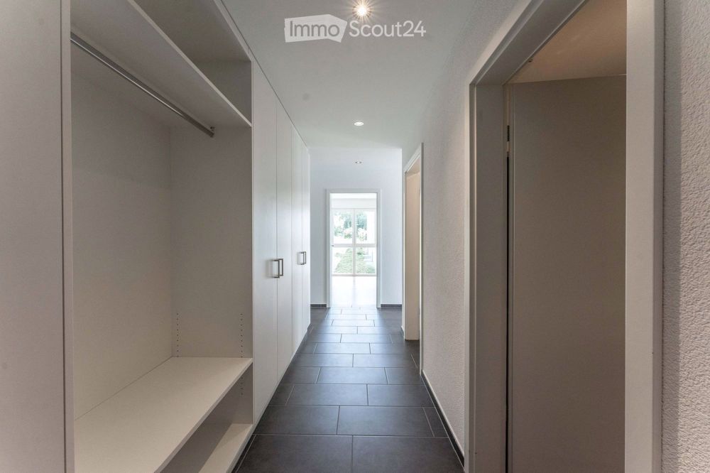 Lichtdurchflutete 4½-Zimmer-Wohnung mit Balkon und Panoramablick - Bild 5