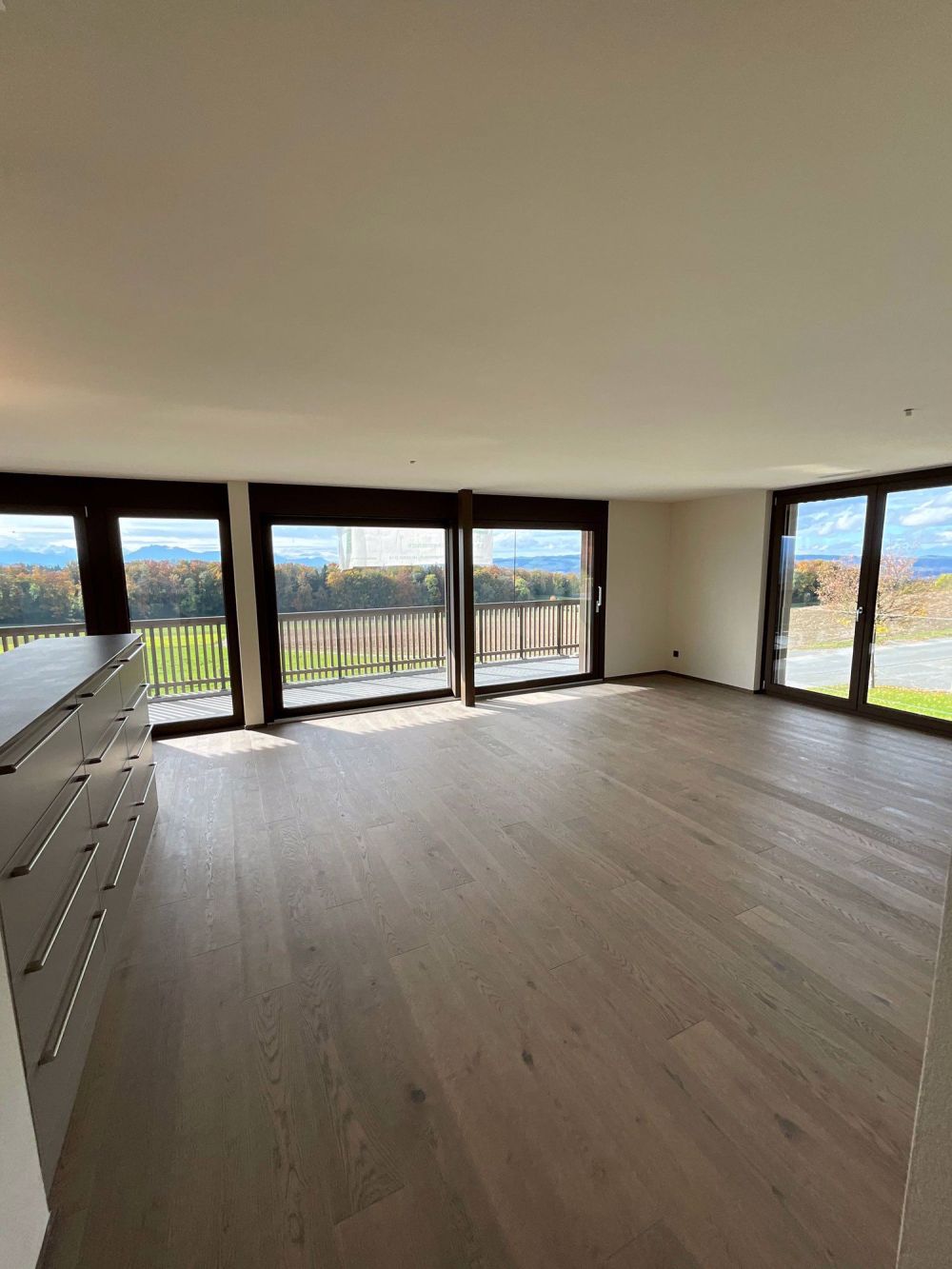 ERSTVERMIETUNG: grosszügige 3.5 Zimmer-Wohnung mit wundervoller Aussicht - Bild 8